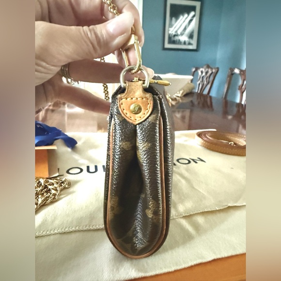 Louis Vuitton Eva 2-way Monogram Clutch/Crossbody
Comes w/ everything Almost new - Picture 8 of 16